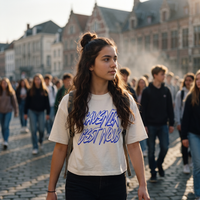 Lycéenne en t-shirt boxy délavé Gen Z blanc cassé « L'avenir c'est nous » dans une marche pacifique de lycéens – t-shirt manif pas cher CHT'M