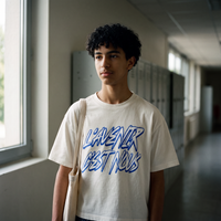 Lycéen portant le t-shirt boxy délavé Gen Z blanc cassé « L'avenir c'est nous » dans un couloir de lycée – tshirt genz pas cher CHT'M
