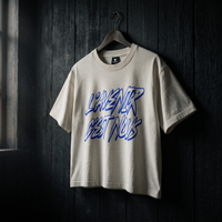 T-shirt boxy délavé Gen Z blanc cassé « L'avenir c'est nous » sur cintre en bois – t-shirt manif original CHT'M