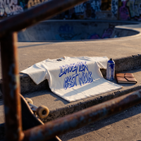 T-shirt boxy délavé Gen Z blanc cassé « L'avenir c'est nous » posé dans un skatepark au coucher du soleil – t-shirt manif pas cher CHT'M