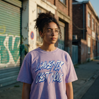Lycéenne en t-shirt boxy délavé Gen Z lilas « L'avenir c'est nous » dans une rue industrielle d'Anvers – tshirt genz pas cher CHT'M