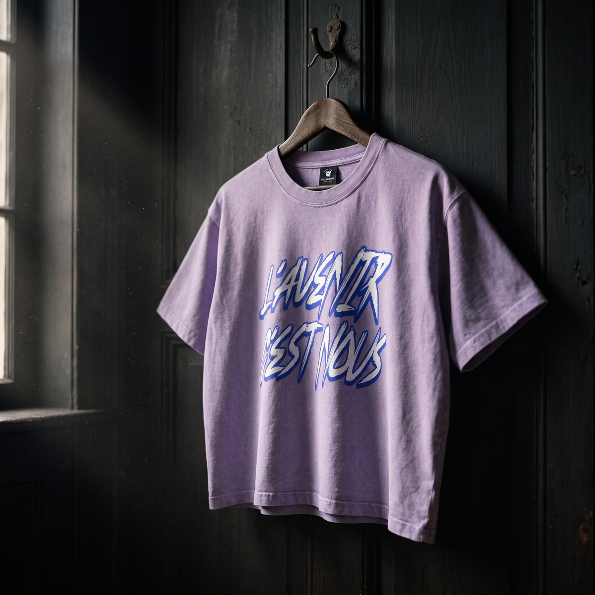 T-shirt boxy délavé Gen Z lilas « L'avenir c'est nous » sur cintre en bois – t-shirt manif original CHT'M