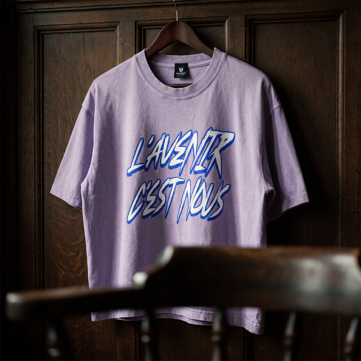 Gros plan du t-shirt boxy délavé Gen Z lilas « L'avenir c'est nous » sur cintre – CHT'M Boutique