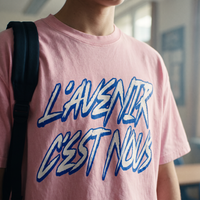 Gros plan du print graffiti bleu « L'avenir c'est nous » sur t-shirt boxy rose porté – CHT'M Boutique