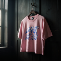 T-shirt boxy délavé Gen Z rose « L'avenir c'est nous » sur cintre en bois – t-shirt manif original CHT'M