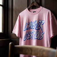 Gros plan du t-shirt boxy délavé Gen Z rose « L'avenir c'est nous » – CHT'M Boutique