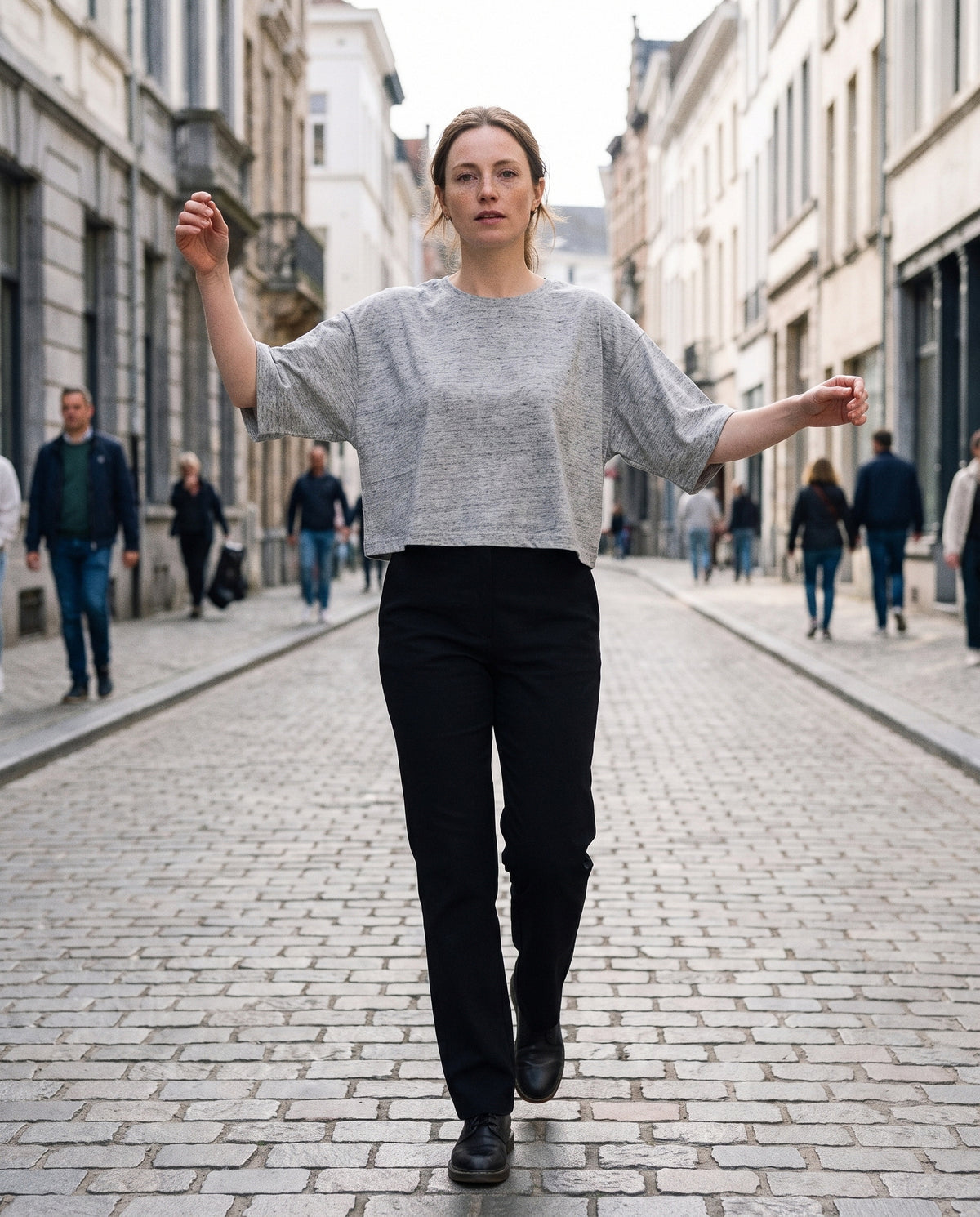 T-shirt boxy femme gris chiné manches chauve-souris CHT'M porté en ville
