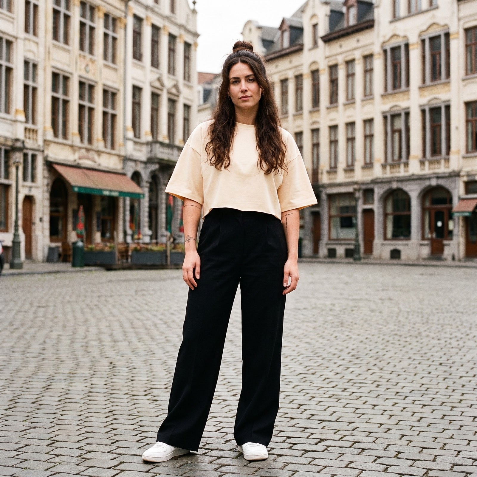 T-shirt boxy original femme abricot porté en ville, look streetwear belge