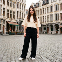 T-shirt boxy original femme abricot porté en ville, look streetwear belge