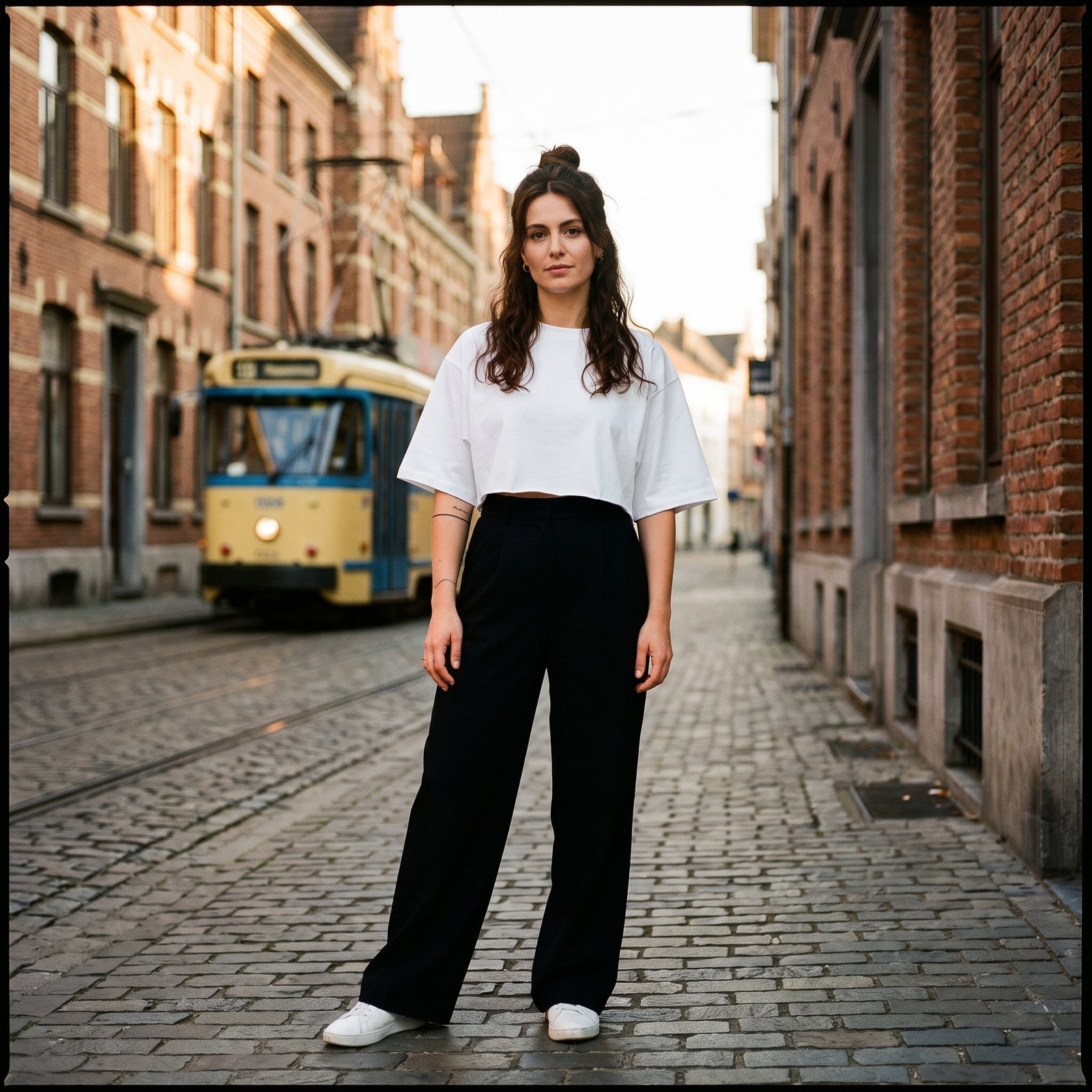 T-shirt boxy original femme blanc porté en ville, look streetwear belge