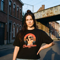 T-shirt Claudy Focan noir porté par une femme en street style, ambiance urbaine belge