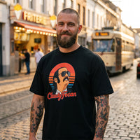 T-shirt Claudy Focan noir porté par un homme en street style, ambiance urbaine belge