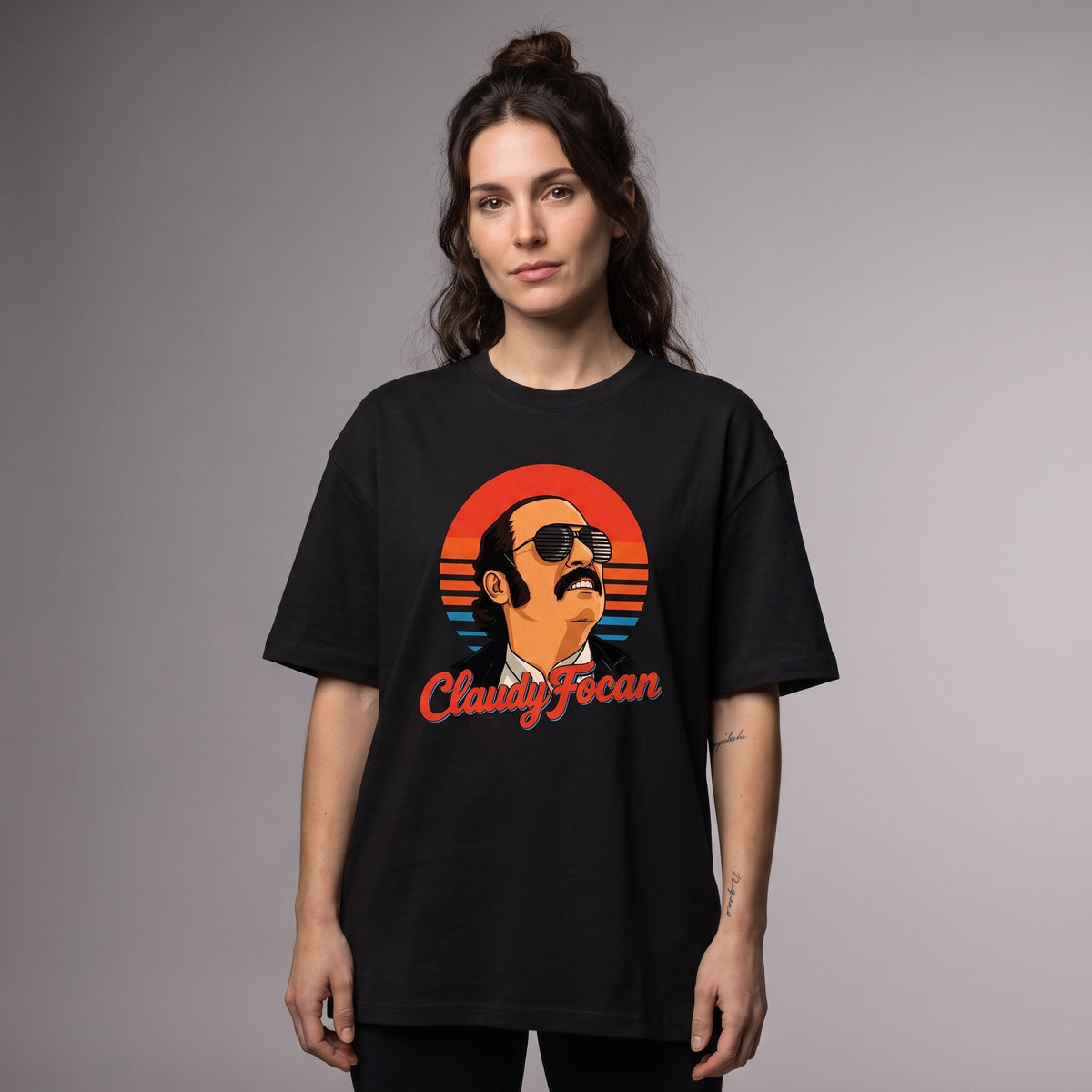 T-shirt Claudy Focan noir porté par une femme, portrait studio, hommage Dikkenek