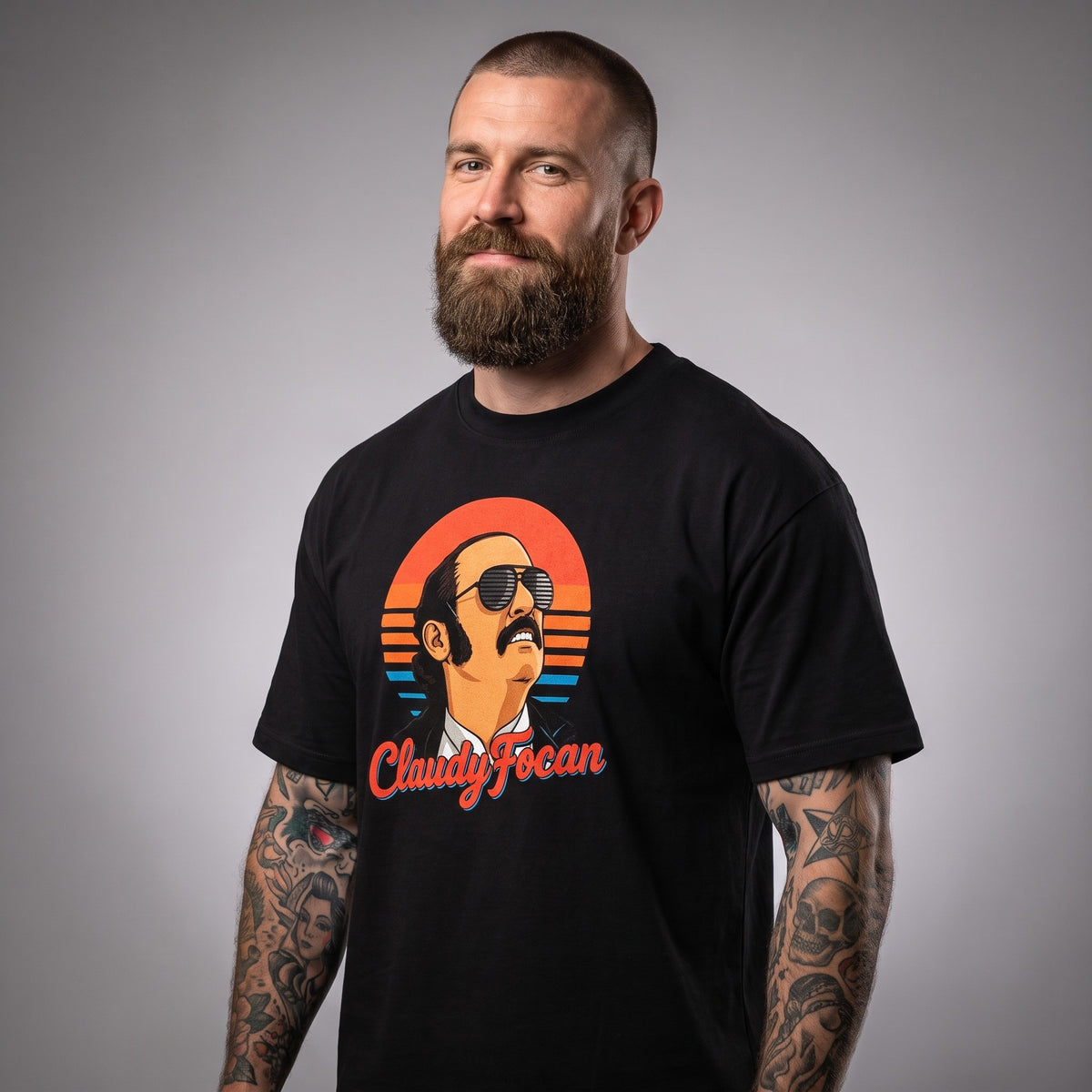 T-shirt Claudy Focan noir porté par un homme, portrait studio, hommage Dikkenek