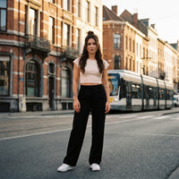Crop top t-shirt original femme abricot porté en ville, look streetwear belge