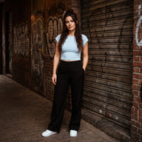 Crop top t-shirt original femme bleu clair porté en ville, look streetwear belge