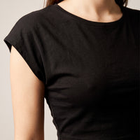Gros plan du crop top t-shirt original femme noir : coupe, col et texture du tissu