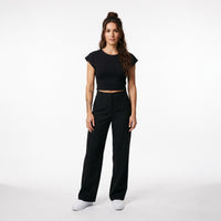 Femme portant le crop top t-shirt original femme noir, photo studio fond blanc