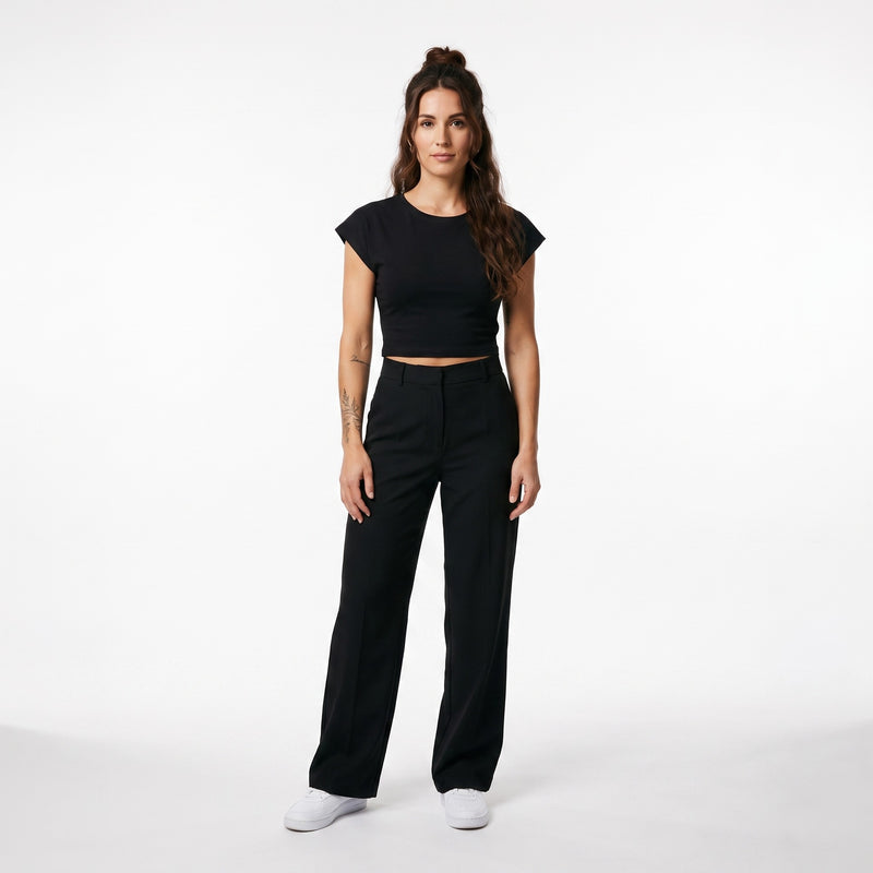 Femme portant le crop top t-shirt original femme noir, photo studio fond blanc
