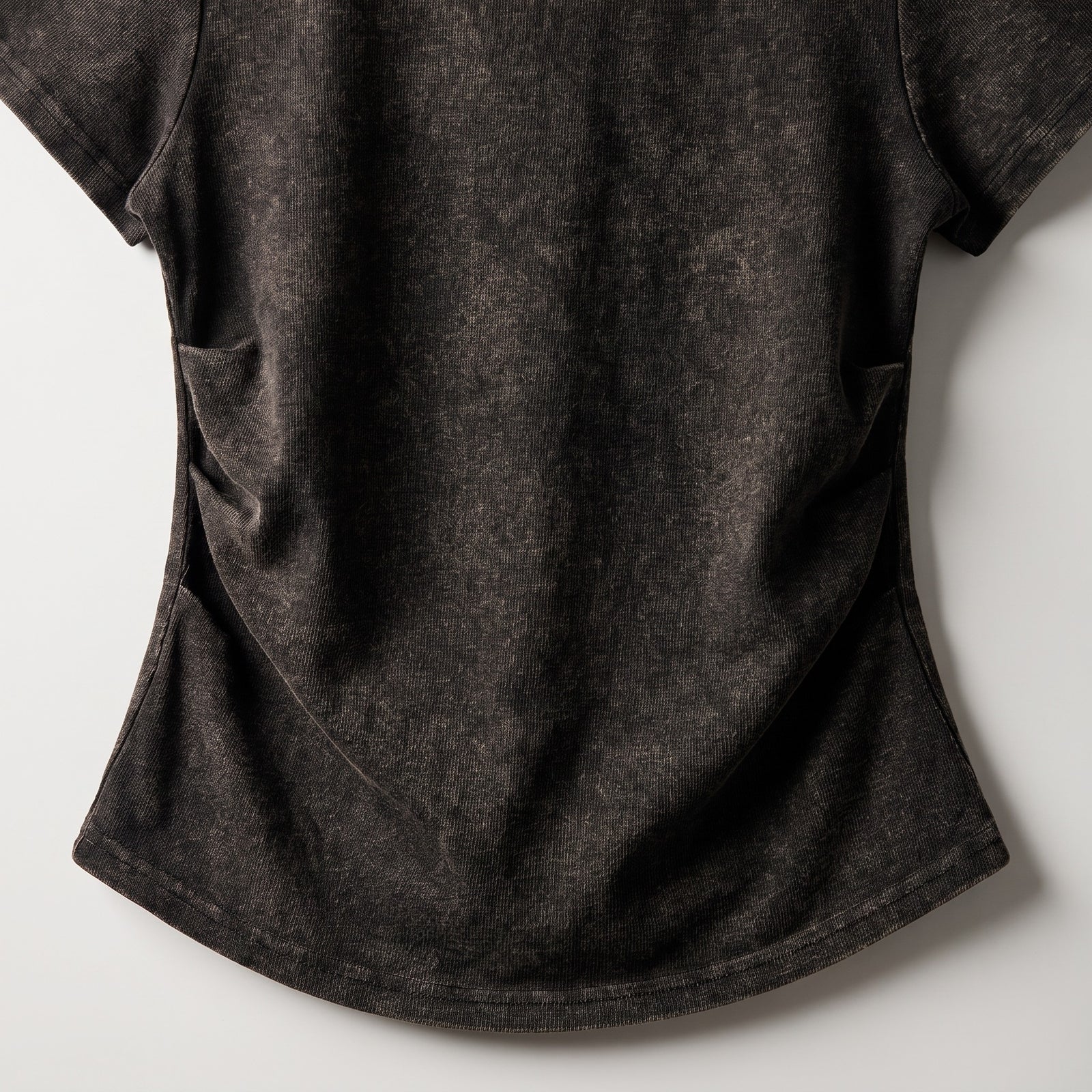 Gros plan du t-shirt ajusté délavé original femme noir délavé : coupe, col et texture du tissu