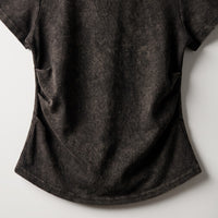 Gros plan du t-shirt ajusté délavé original femme noir délavé : coupe, col et texture du tissu