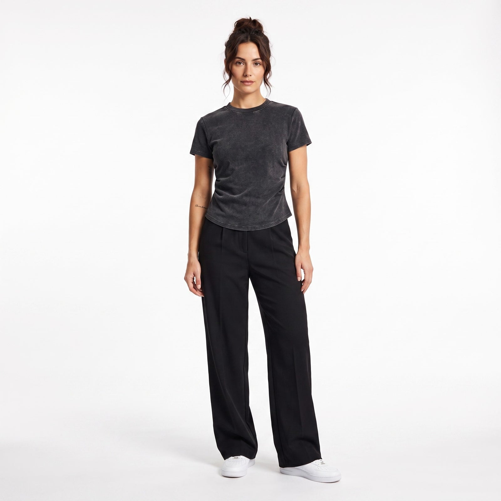 Femme portant le t-shirt ajusté délavé original femme noir délavé, photo studio fond blanc