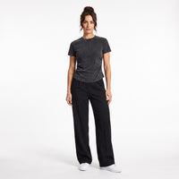Femme portant le t-shirt ajusté délavé original femme noir délavé, photo studio fond blanc