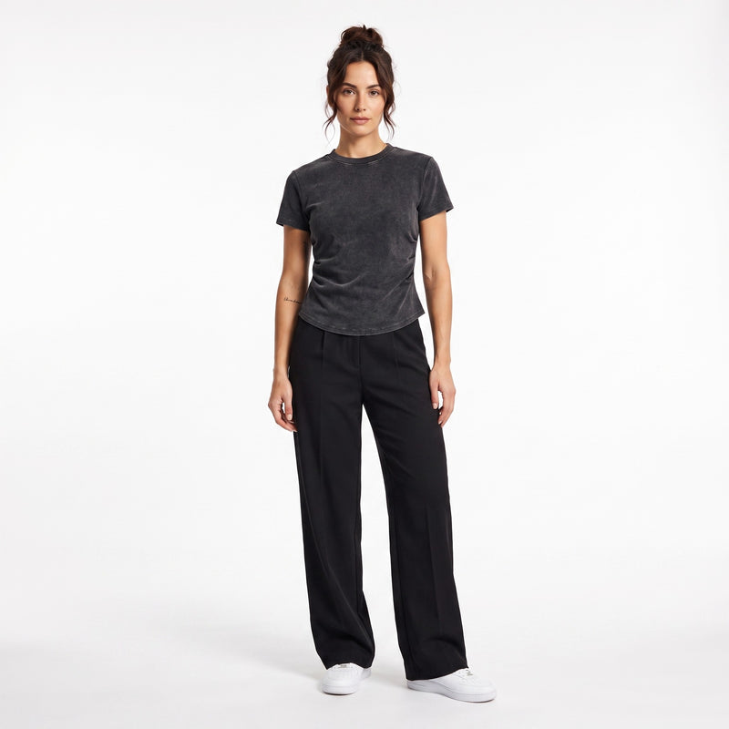 Femme portant le t-shirt ajusté délavé original femme noir délavé, photo studio fond blanc