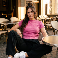 T-shirt ajusté délavé original femme rose framboise porté en ville, look streetwear belge