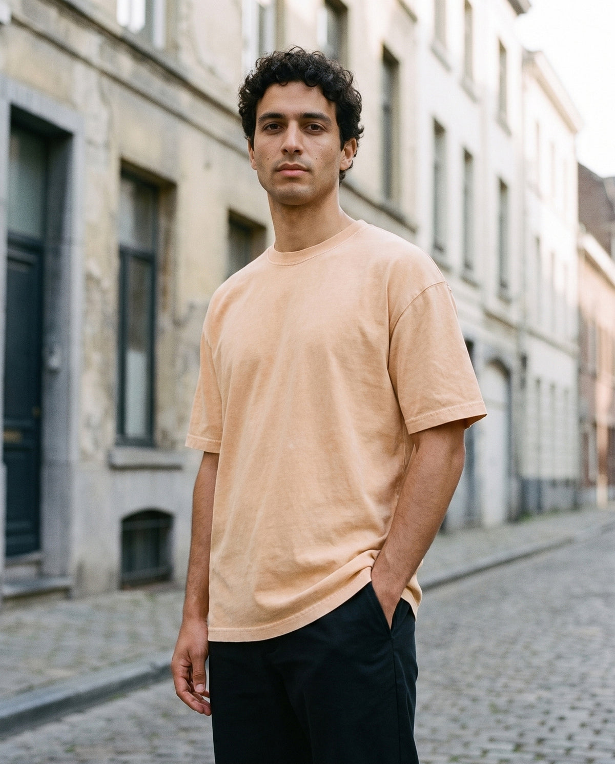 T-shirt délavé épaules tombantes abricot clair CHT'M porté en ville — unisexe