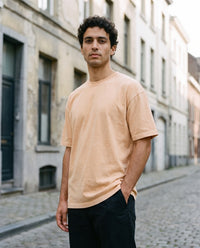T-shirt délavé épaules tombantes abricot clair CHT'M porté en ville — unisexe
