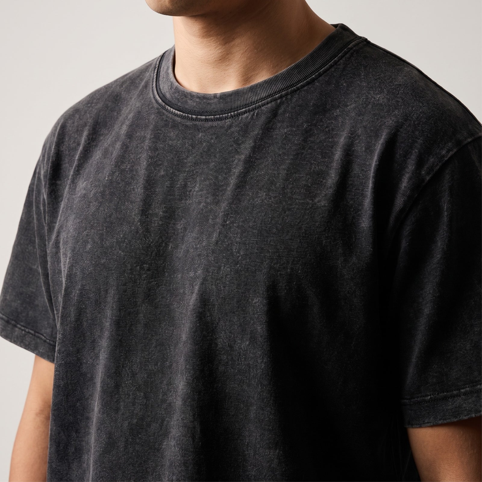 Gros plan du t-shirt délavé original noir délavé : coupe, col et texture du tissu