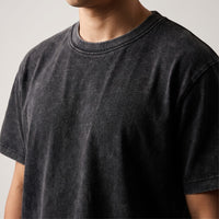 Gros plan du t-shirt délavé original noir délavé : coupe, col et texture du tissu