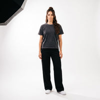 Femme portant le t-shirt délavé original noir délavé, photo studio fond blanc