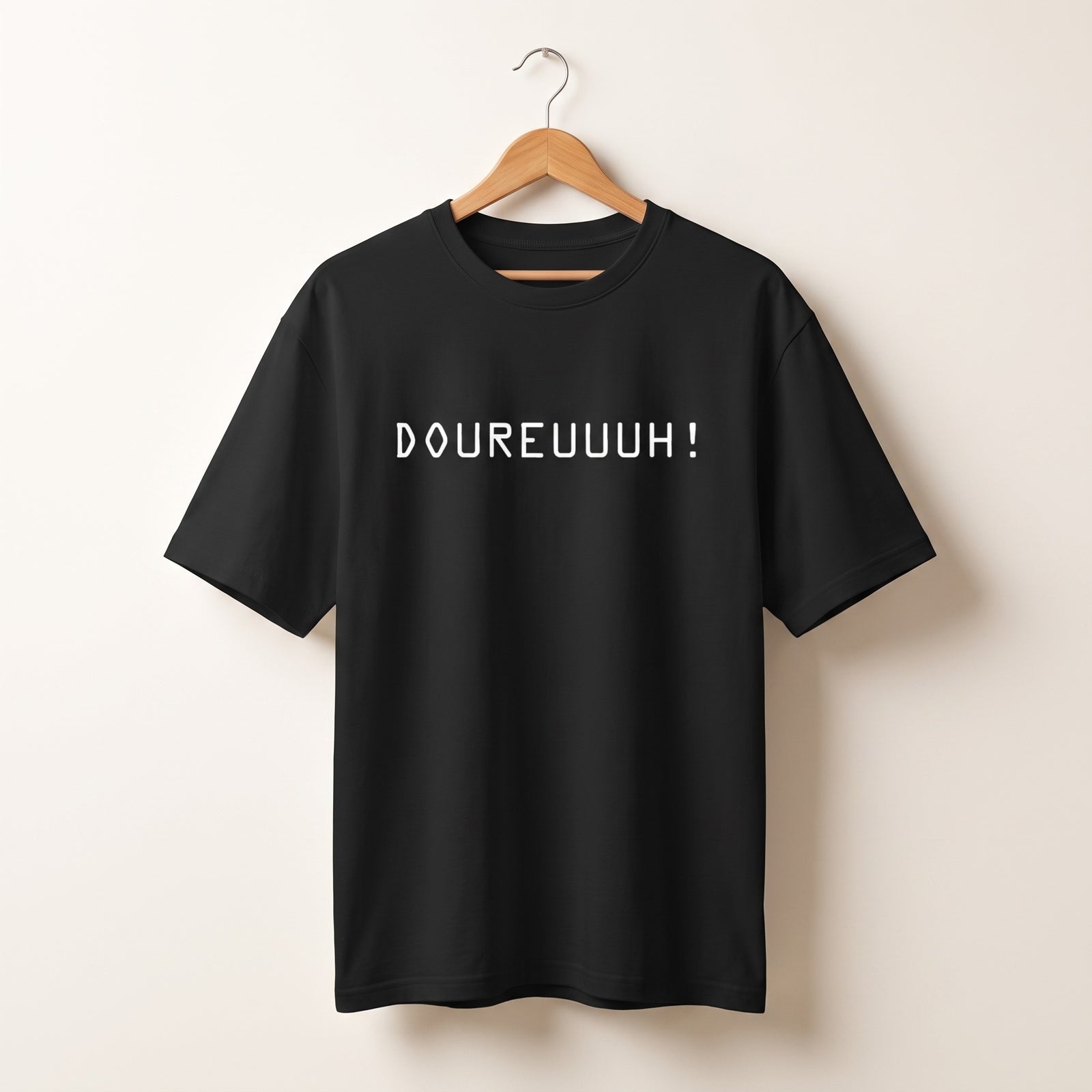 T-shirt original belge Doureuuuh suspendu sur cintre en bois, vue de face