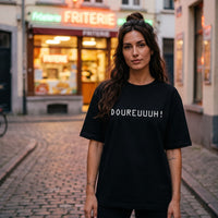 T-shirt humour belge Doureuuuh porté par une femme devant une friterie
