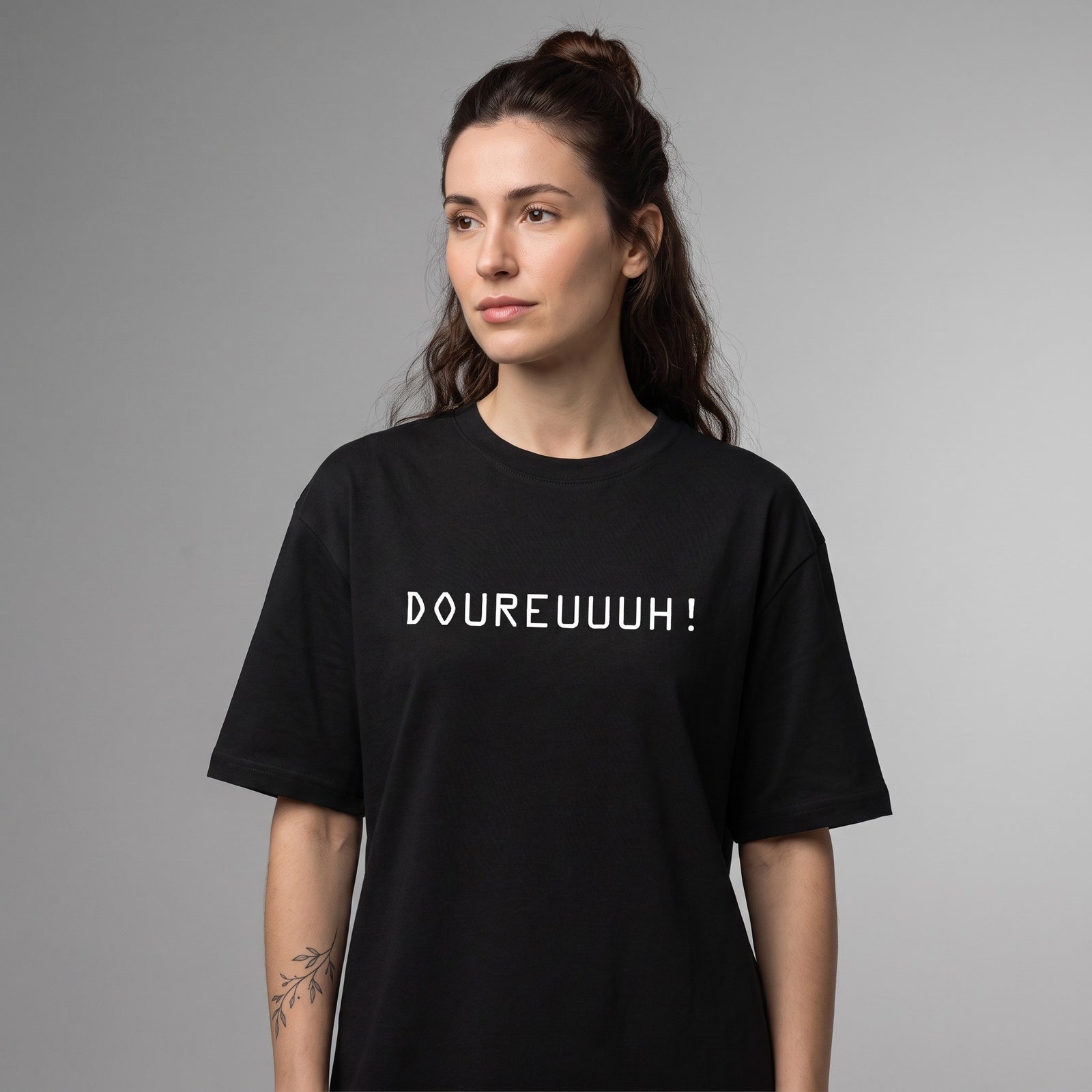 Femme portant le t-shirt oversize original noir Doureuuuh en studio, vue trois quarts