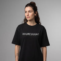 Femme portant le t-shirt oversize original noir Doureuuuh en studio, vue trois quarts