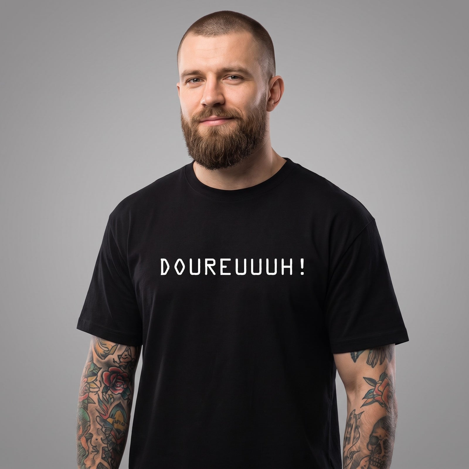 Homme portant le t-shirt oversize original noir Doureuuuh, expression tournaisienne, photo studio