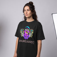 Photo studio d'une femme portant le t-shirt Dour Festival psychédélique noir DOUREUUUH ! Since 2001