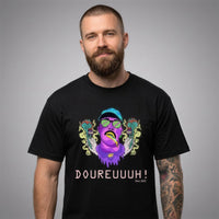 Photo studio d'un homme portant le t-shirt Dour Festival original DOUREUUUH ! Since 2001 noir