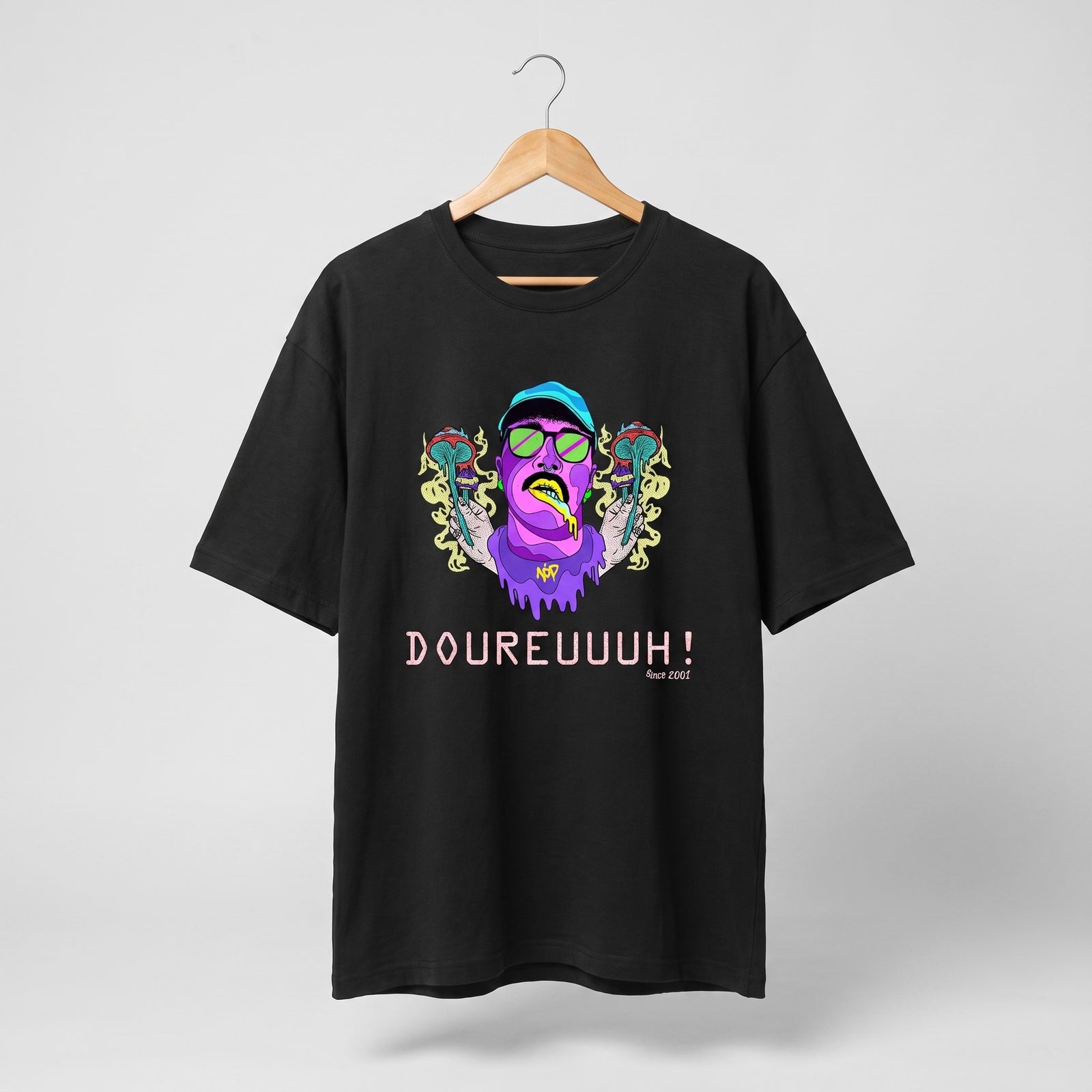 T-shirt original DOUREUUUH ! Since 2001 noir suspendu sur cintre en bois