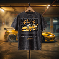 T-shirt enfant oversized délavé Speed Racing gris foncé, imprimé voiture JDM de drift jaune, présenté sur support dans un parking souterrain avec fumée de pneus