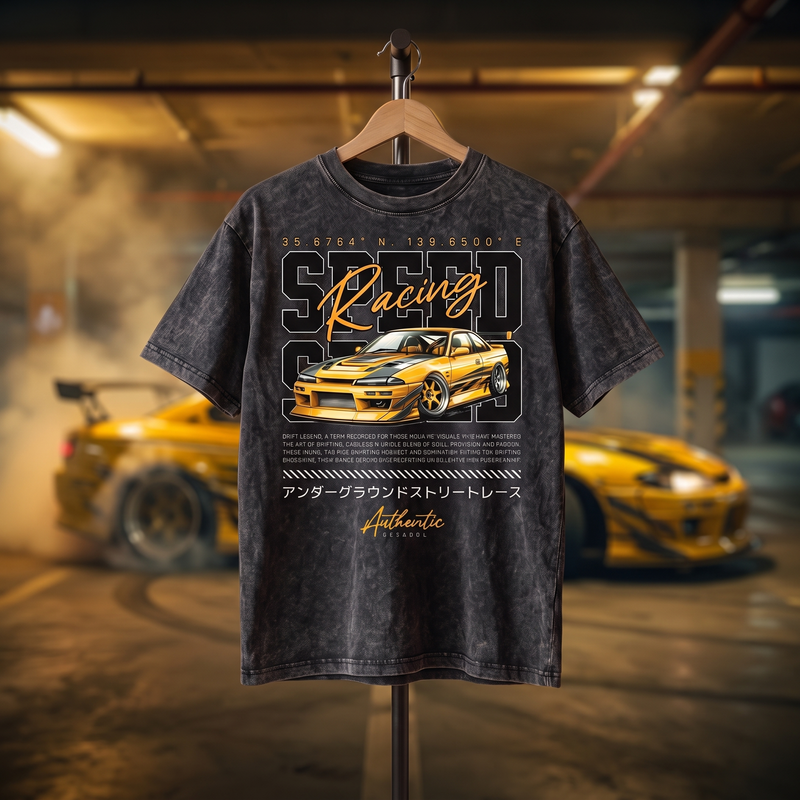 T-shirt enfant oversized délavé Speed Racing gris foncé, imprimé voiture JDM de drift jaune, présenté sur support dans un parking souterrain avec fumée de pneus