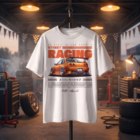 T-shirt oversized enfant Street Racing blanc, imprimé voiture de course japonaise orange, présenté sur support dans un garage de course éclairé au coucher de soleil