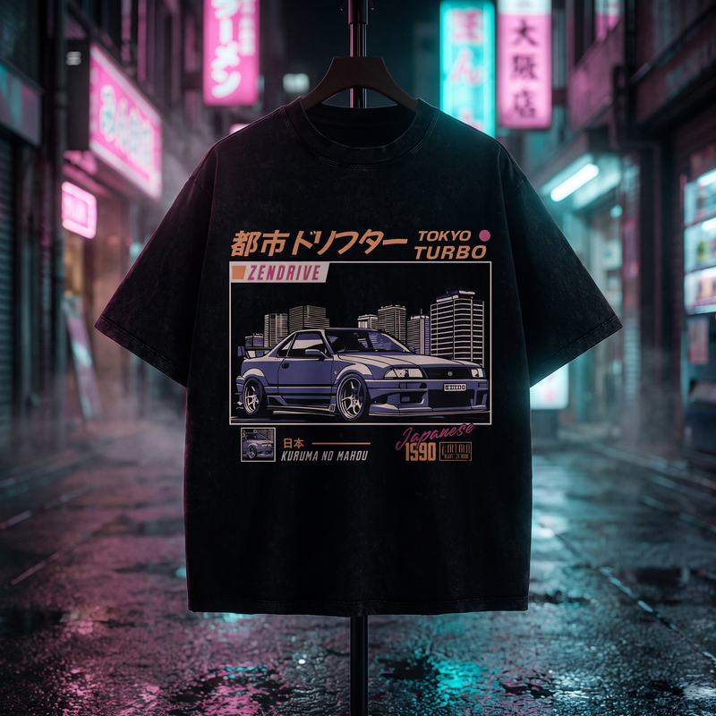 T-shirt oversized enfant Tokyo Drift noir posé sur un cintre, ruelle néon rose et cyan de Tokyo la nuit