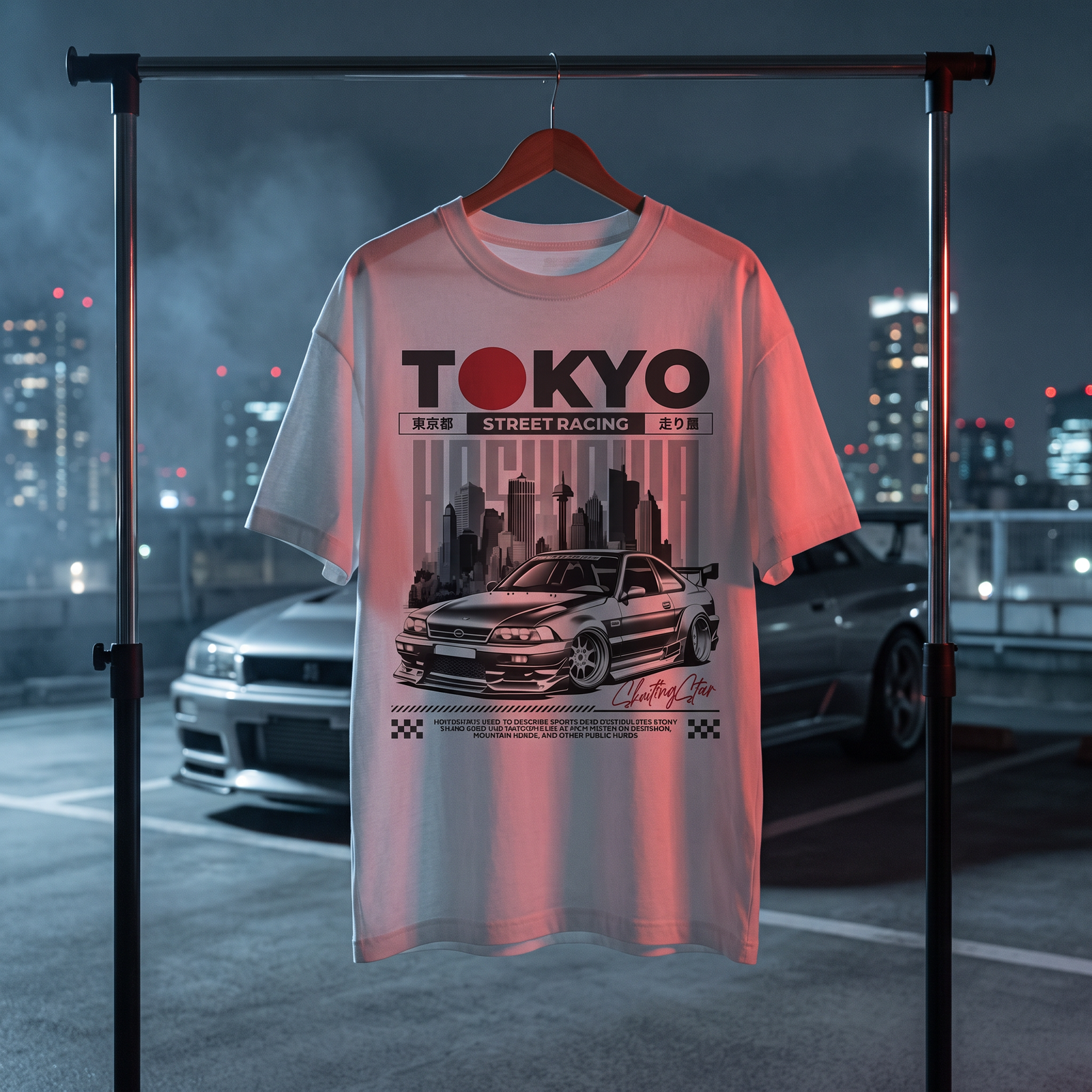 T-shirt oversized enfant Tokyo Street Racing blanc posé sur un cintre, parking sur toit avec voiture JDM et skyline de Tokyo de nuit