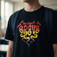 Gros plan du print « L'avenir en grève » rouge orange jaune sur t-shirt noir porté – CHT'M Boutique