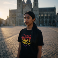 Lycéenne en t-shirt Gen Z noir « L'avenir en grève » sur la Grand-Place de Tournai – tshirt genz pas cher CHT'M