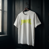 T-shirt Gen Z blanc « Mouvement » jaune fluo sur cintre en bois – t-shirt manif original CHT'M